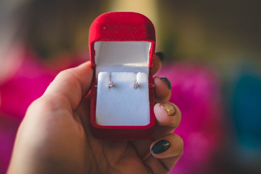 How to Choose The Right Jewelry When Attending A Wedding